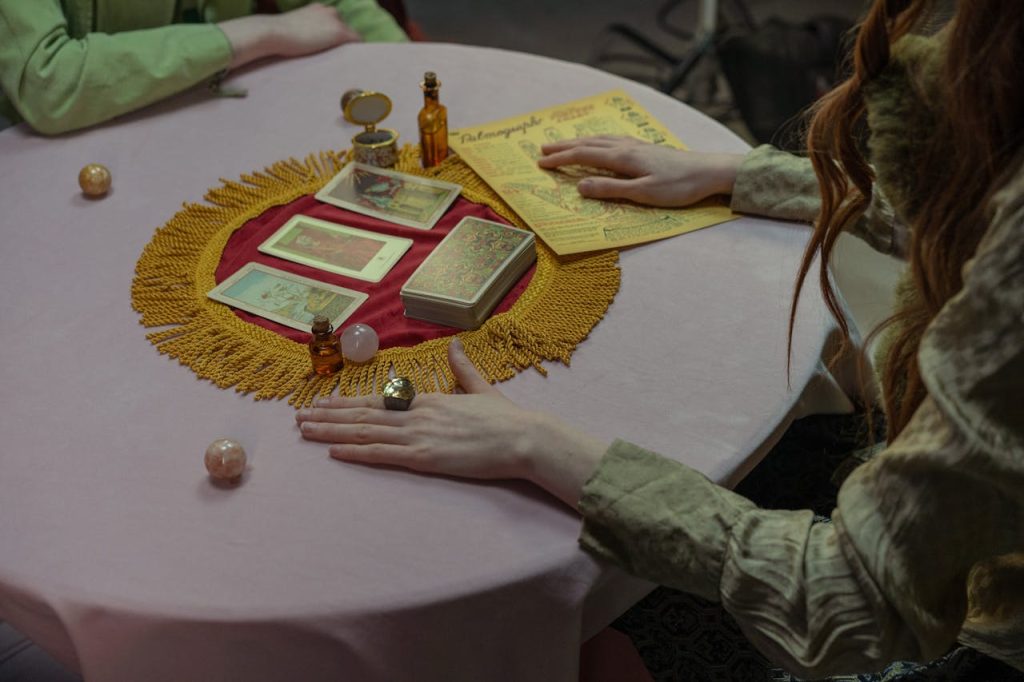 Consulta de tarot numa mesa com cartas